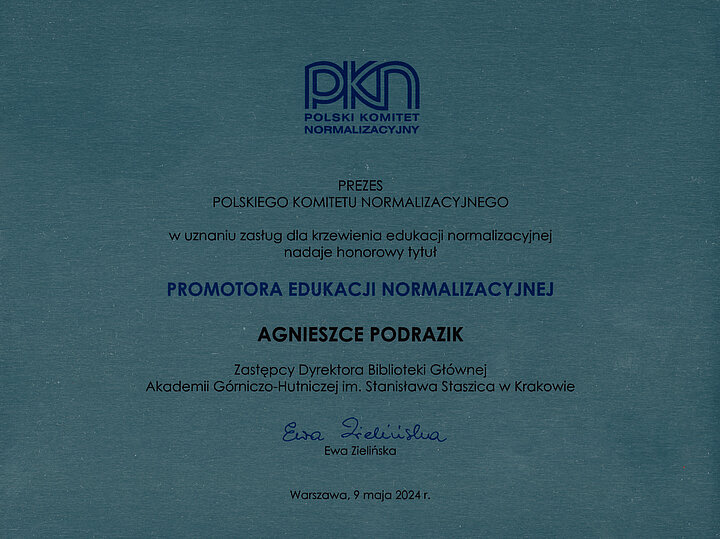 Prezes PKN w uznaniu zasług dla krzewienia edukacji normalizacyjnej nadaje honorowy tytuł Promotora edukacji normalizacyjnej Agnieszce Podrazik Zastepcy Dyrektora Biblioteki Głównej AGH w Krakowie